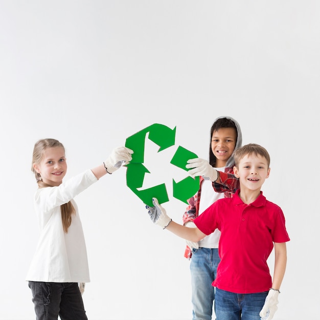 Gruppe von Kindern, die glücklich zusammen recyceln