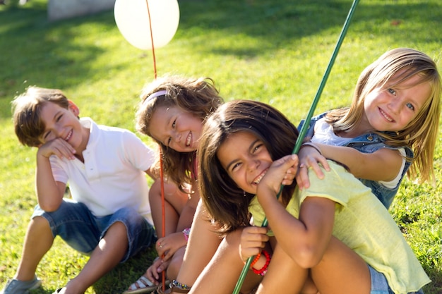 Gruppe von Kindern, die Spaß im Park haben.