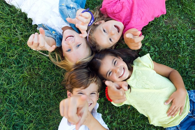 Kostenloses Foto gruppe von kindern, die spaß im park haben.