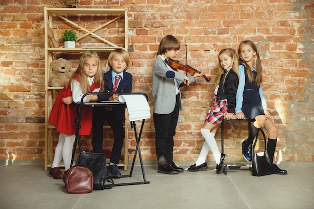 Kostenloses Foto gruppe von kindern, die zeit nach der schule zusammen verbringen.