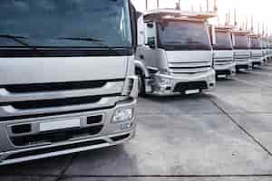 Kostenloses Foto gruppe von lastwagen in einer reihe geparkt