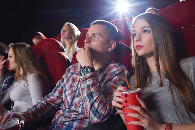 Gruppe von Leuten, die Film im Kino genießen