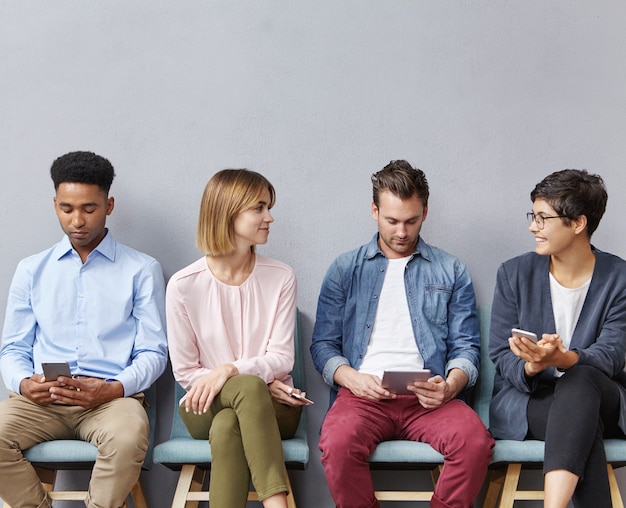 Kostenloses Foto gruppe von leuten, die im wartezimmer sitzen