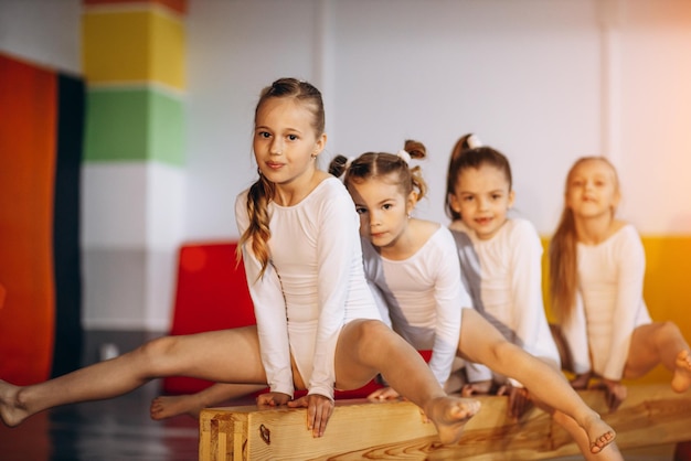 Gruppe von Mädchen, die an der Gymnastikschule trainieren