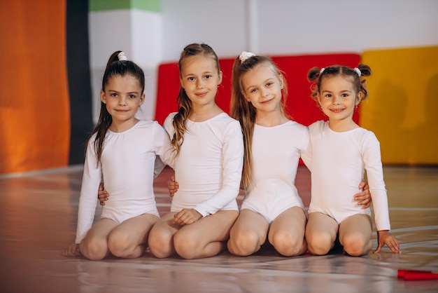 Gruppe von Mädchen, die an der Gymnastikschule trainieren