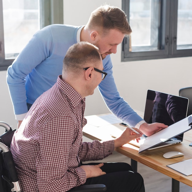 Kostenloses Foto gruppe von männern, die zusammen im büro arbeiten