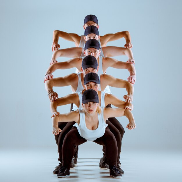 Gruppe von Männern und Frauen, die Hip-Hop-Choreografie tanzen