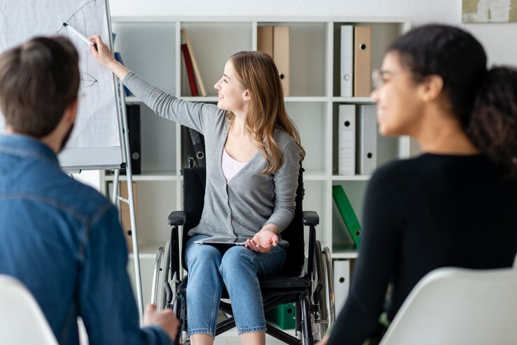 Kostenlose Foto gruppe von menschen, die gemeinsam an einem projekt arbeiten