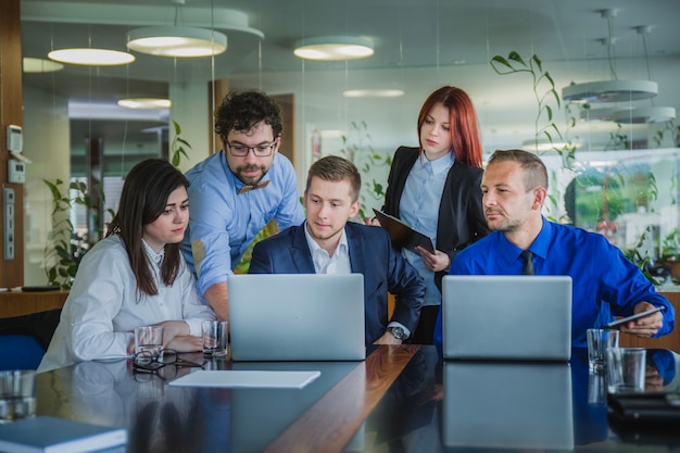 Gruppe von Menschen, die im Team arbeiten