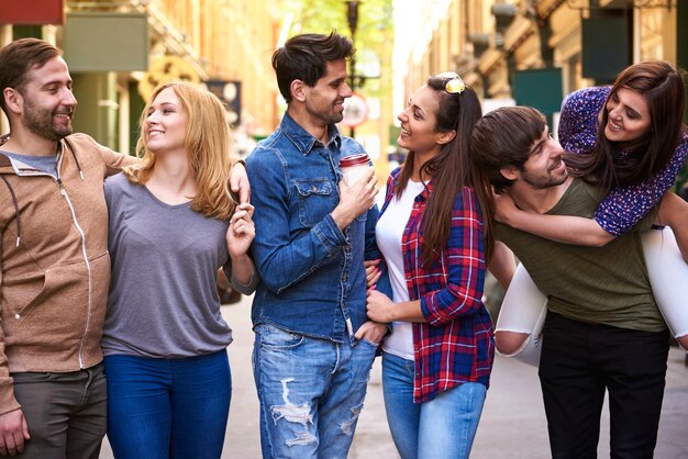 Gruppe von Menschen, die spazieren gehen