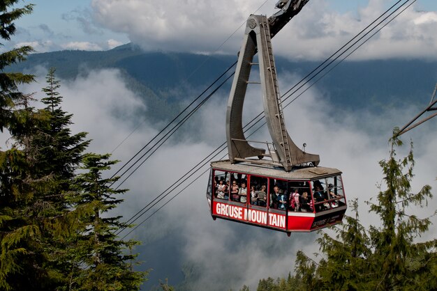 Gruppe von Menschen, die zum Berg hinaufgehen