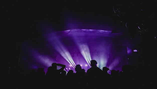 Gruppe von Menschen in der Nähe der Bühne beim Konzert