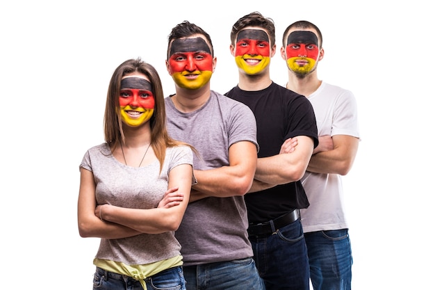 Kostenloses Foto gruppe von menschen unterstützer fans der deutschen nationalmannschaften mit gemalter flagge gesicht hand in hand zusammen. fans emotionen.