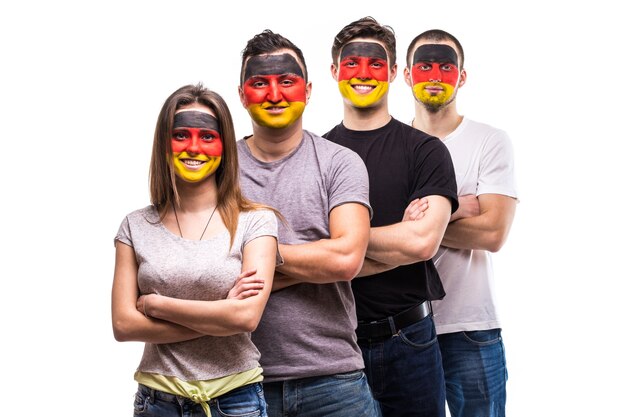 Gruppe von Menschen Unterstützer Fans der deutschen Nationalmannschaften mit gemalter Flagge Gesicht Hand in Hand zusammen. Fans Emotionen.