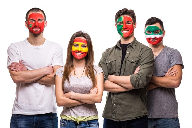 Gruppe von Menschen Unterstützer Fans von Nationalmannschaften gemalt Flagge Gesicht von Portugal, Spanien, Marokko, Iran. Fans Emotionen.
