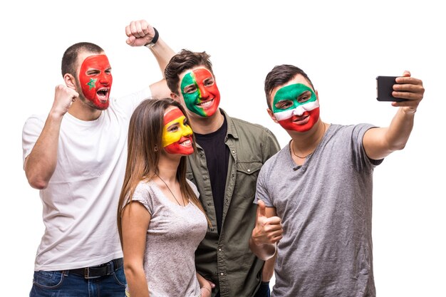 Gruppe von Menschen Unterstützer Fans von Nationalmannschaften gemalt Flagge Gesicht von Portugal, Spanien, Marokko, Iran nehmen Selfie vom Telefon. Fans Emotionen.