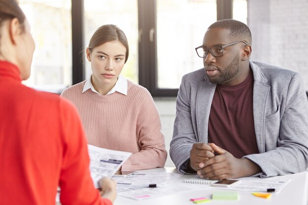 Gruppe von Mitarbeitern, die im Büro arbeiten