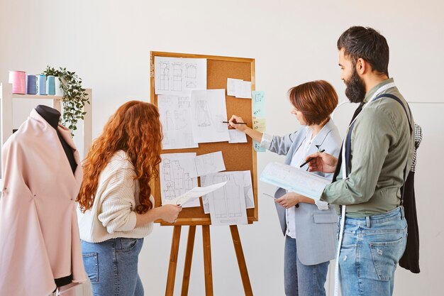 Gruppe von Modedesignern mit Ideen für die Bekleidungskollektion