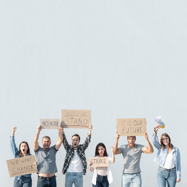 Kostenloses Foto gruppe von personen, die am protest demonstriert