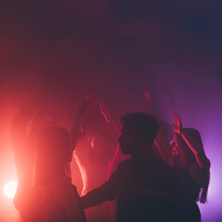 Kostenlose Foto gruppe von personen, die in disco tanzen