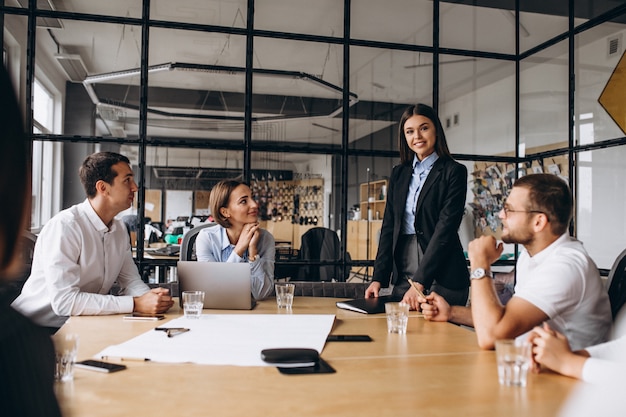 Gruppe von Personen, die Unternehmensplan in einem Büro ausarbeitet