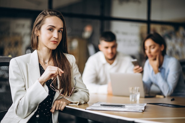 Gruppe von Personen, die Unternehmensplan in einem Büro ausarbeitet