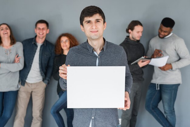 Gruppe von Personen, die Vorlage des leeren Papiers hält