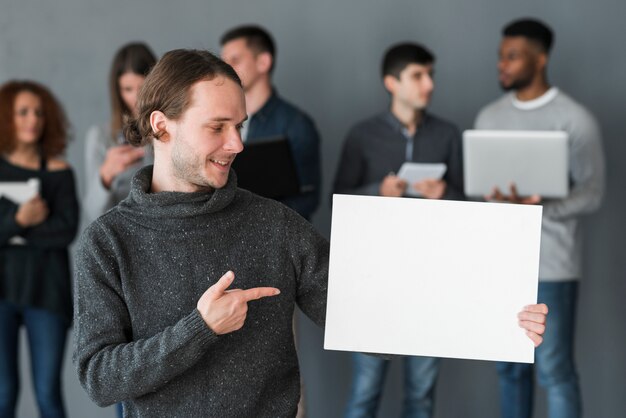 Gruppe von Personen, die Vorlage des leeren Papiers hält