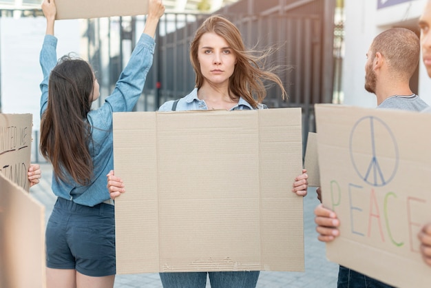 Gruppe von Personen, die zusammen an der Demonstration steht