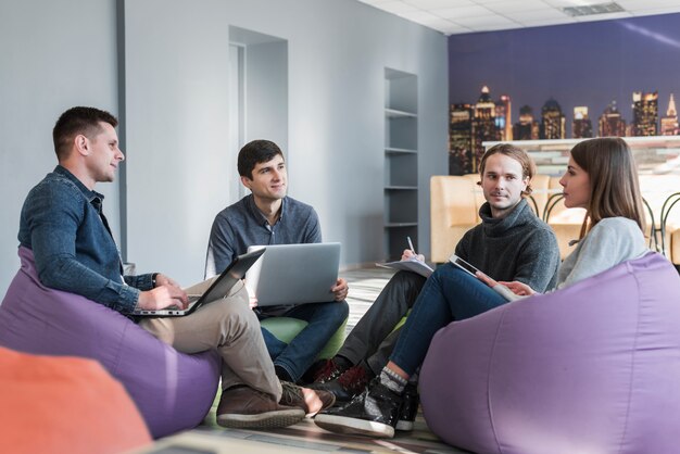 Gruppe von Personen mit Laptops