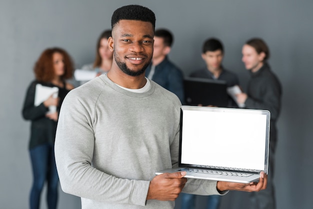 Gruppe von Personen mit Laptops