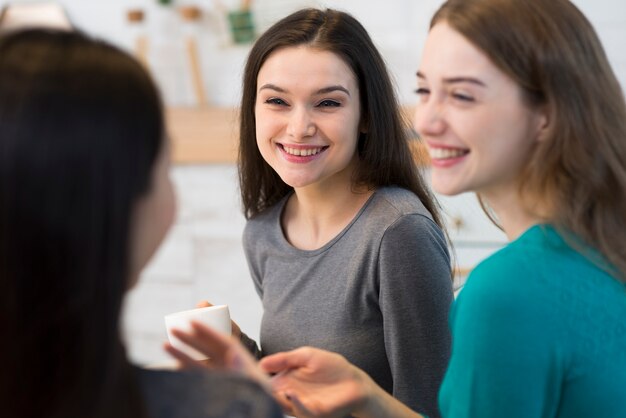 Gruppe von positiven erwachsenen Frauen lächelnd