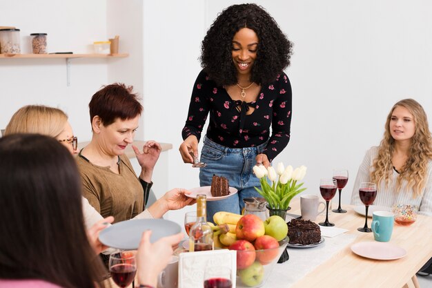 Gruppe von schönen Frauen, die Zeit zusammen verbringen