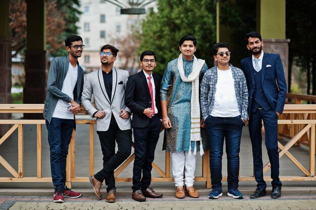 Gruppe von sechs südasiatischen indischen Männern in traditioneller Freizeit- und Geschäftskleidung
