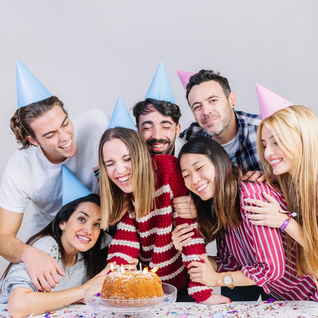 Gruppe von sieben Freunden, die Geburtstag feiern