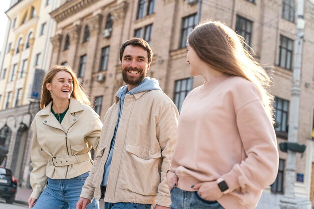 Gruppe von Smiley-Freunden im Freien in der Stadt, die Spaß haben