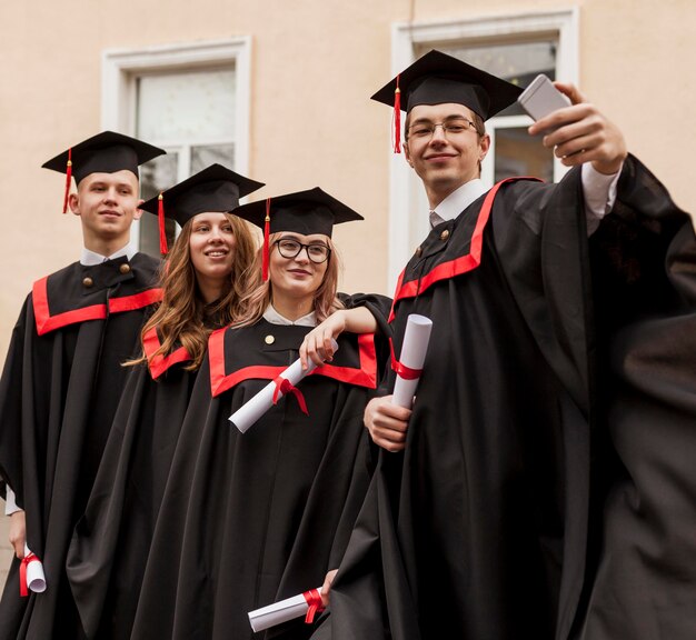 Gruppe von Studenten, die Fotos machen