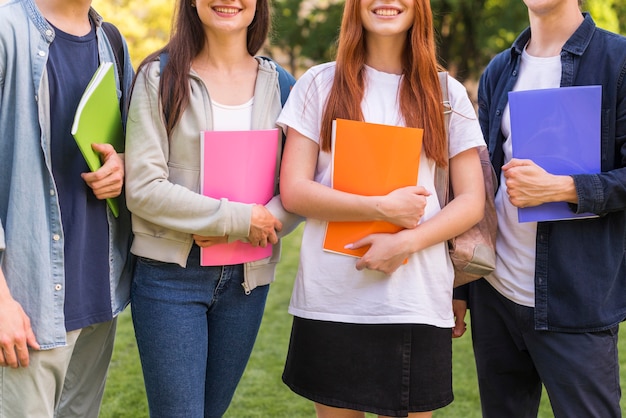 Gruppe von Studenten glücklich, wieder an der Universität zu sein