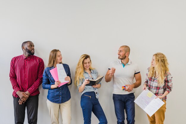 Gruppe von Studenten mit Notizblöcken