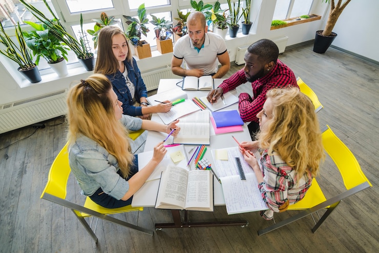 Kostenlose Foto gruppe von studenten zusammenarbeiten am tisch