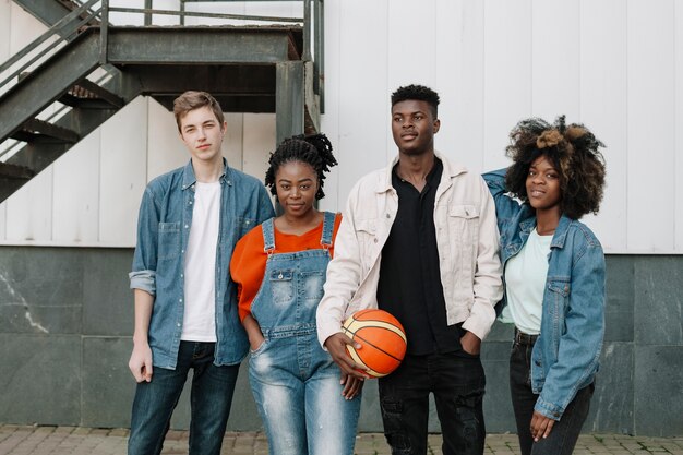 Gruppe von Teenagern, die zusammen posieren