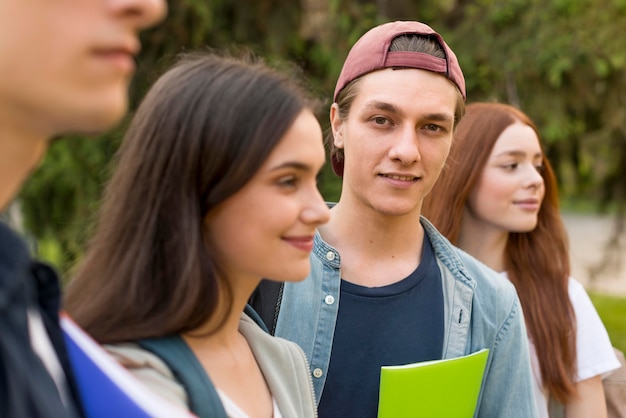 Gruppe von Teenagern glücklich, wieder an der Universität zu sein