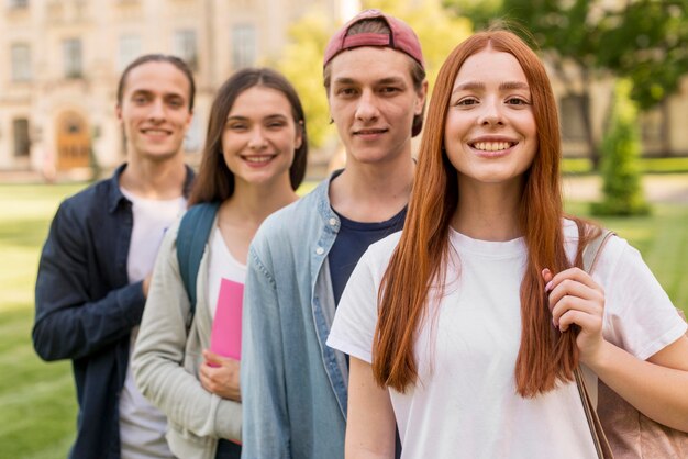 Gruppe von Teenagern glücklich, wieder an der Universität zu sein