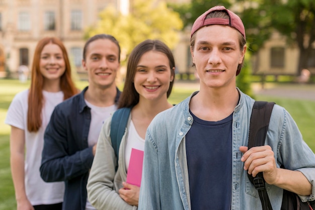 Kostenloses Foto gruppe von teenagern glücklich, wieder an der universität zu sein