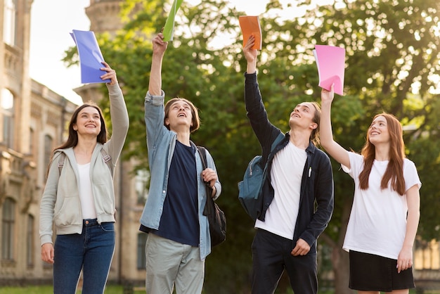 Gruppe von Teenagern glücklich, wieder an der Universität zu sein