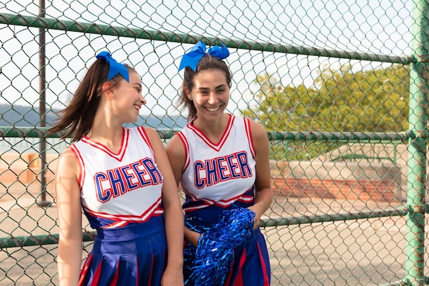 Gruppe von Teenagern in süßer Cheerleader-Uniform