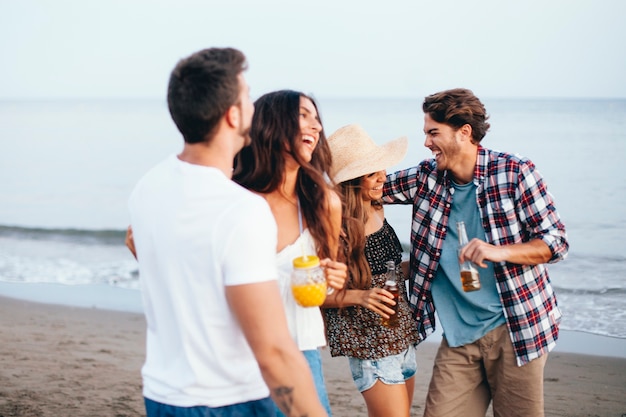 Gruppe von vier Freunden mit einer guten Zeit am Strand