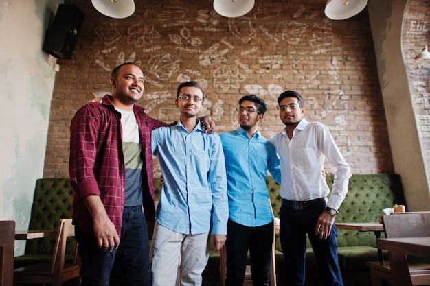 Kostenloses Foto gruppe von vier südasiatischen männern posierte bei geschäftstreffen in café-indianern, die sich unterhalten