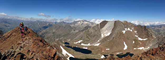 Gruppe von Wanderern auf der Spitze des Berges