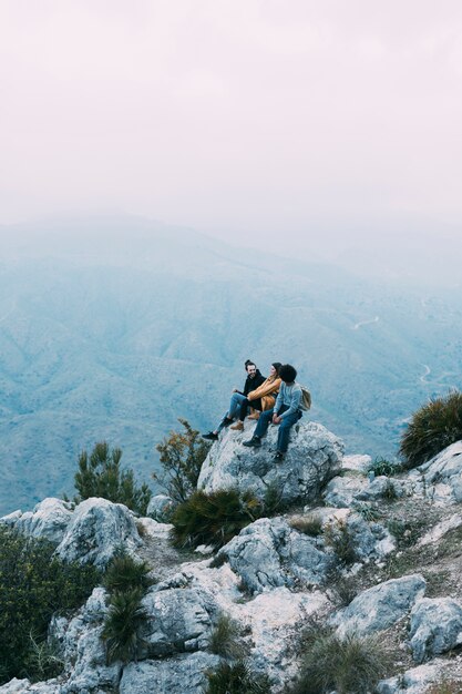 Gruppe Wanderer, die auf Felsen sitzen